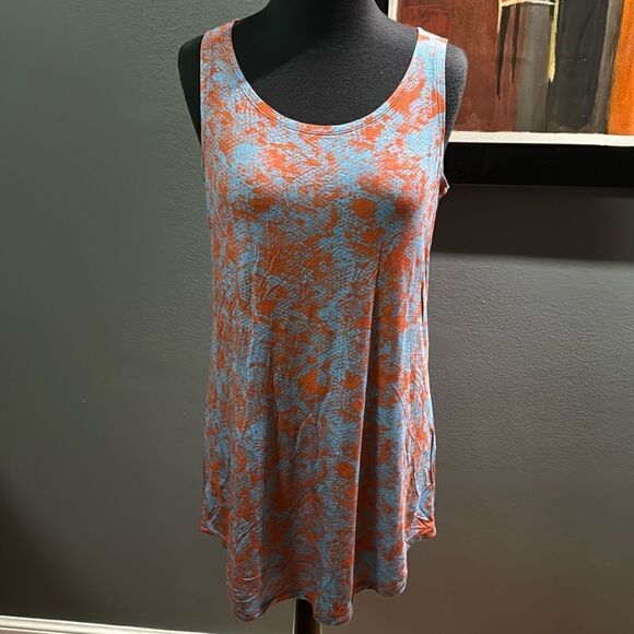 LOGO by Lori Goldstein Tops - LOGO Layers robin egg blue/red snakeskin print stretch long tank. Small.